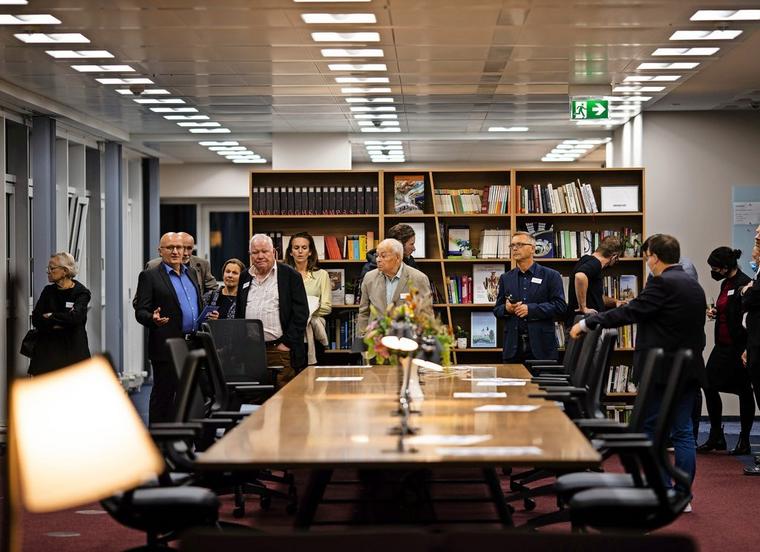 Deputy Editor-in-Chief Andre Böhmer (second from left) shows visitors the reporter's desk in the new newsroom.