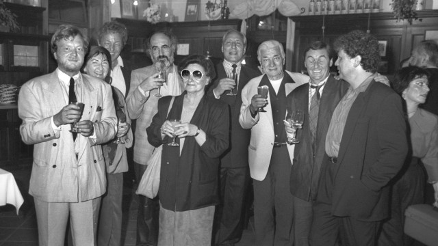 obituary on "Bunky": Ponkie (center) 1989 with colleagues at the Großhesselohe restaurant in Munich, including Hannes Obermaier, who worked in "evening news" under a pseudonym "Fisher man" Books (seventh from left), later SZ deputy editor-in-chief Ernst Fischer (fourth from left) and Michael Jurges (left).