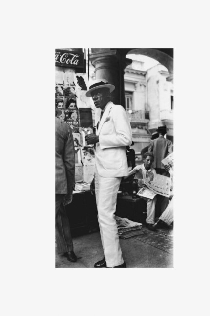 Svetlana Alpers on Walker Evans: Walker Evans: A man in a white suit and straw hat in front of the newsstand, Havana, 1933.