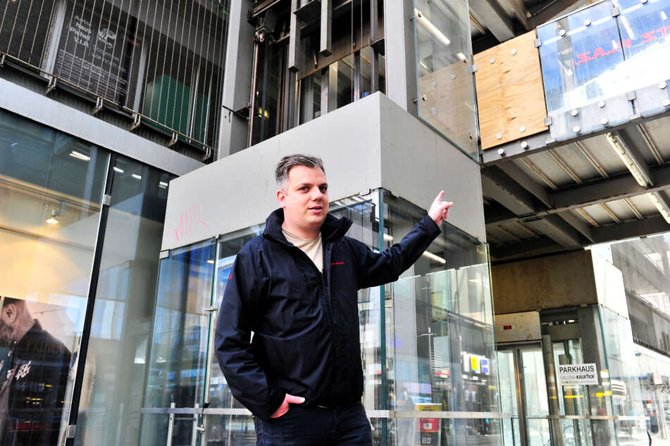 Sebastian Dreschler (31), CEO of Left City, points to the broken fence when moving into the Galeria Kaufhof.