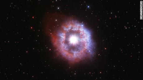 Hubble spies a rare giant star that fights against self-destruction