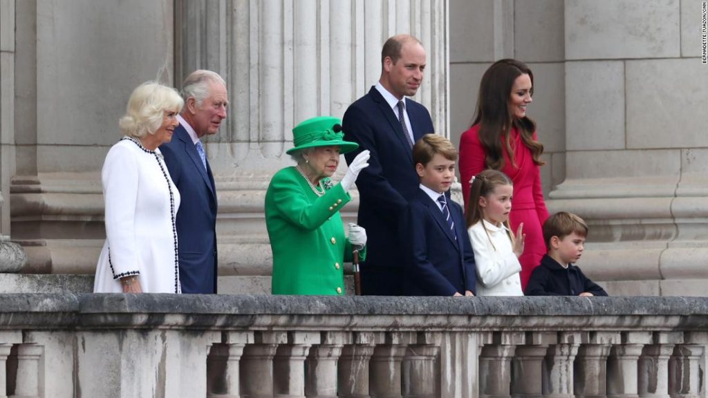 Queen Elizabeth II suddenly appears on the balcony of the palace to conclude the jubilee