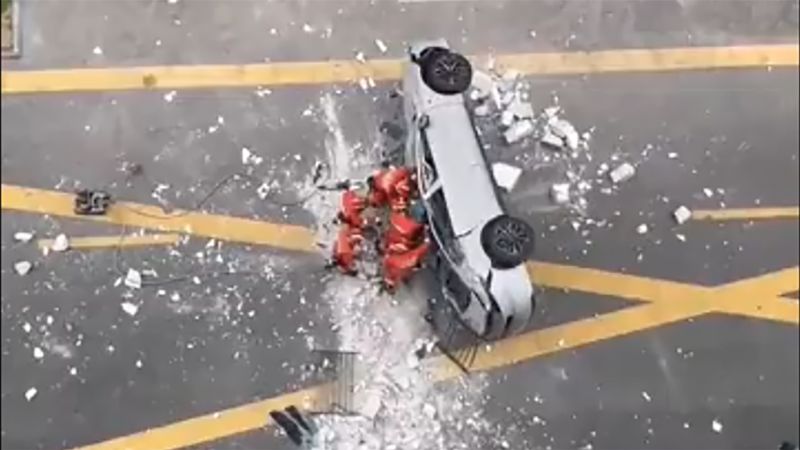 Niu: Two people were killed in a car crash on the ground of the Shanghai building