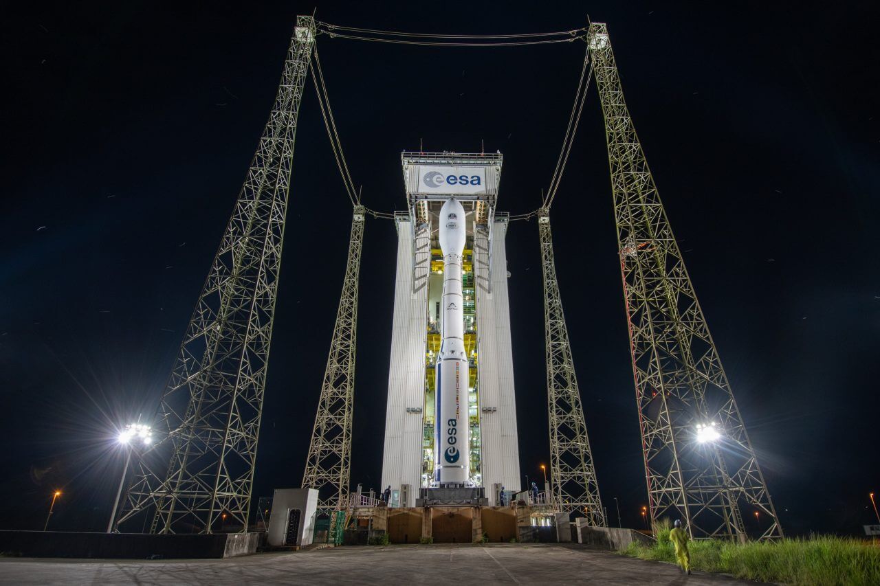 [صاروخ Vega C (من وكالة الفضاء الأوروبية) ينتظر إطلاقه على منصة الإطلاق]