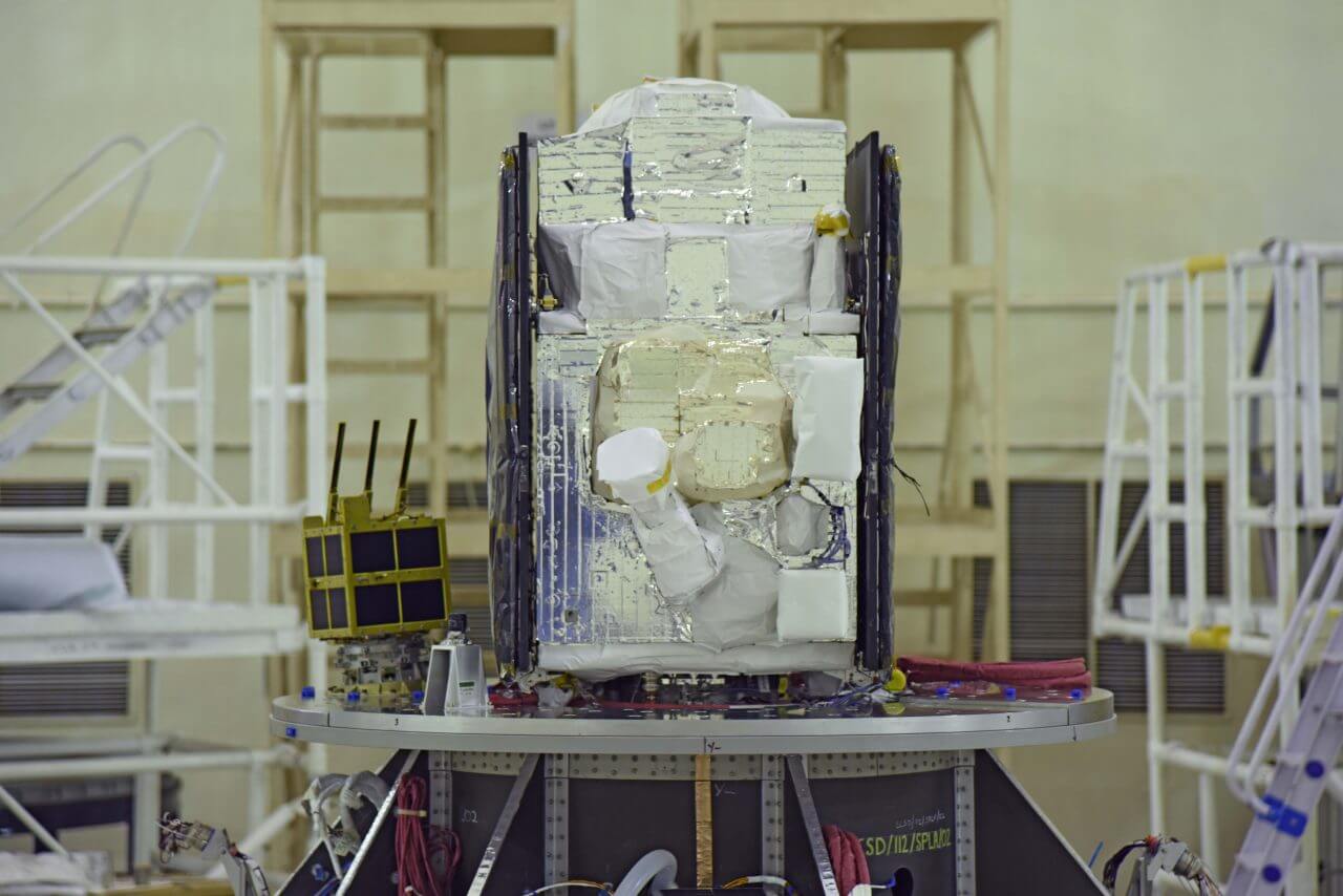 [▲ ساتل رصد الأرض `` EOS-02 '' (في الوسط) والساتل الدقيق `` AzaadiSAT '' (يسار) على متن SSLV (Credit: ISRO)]