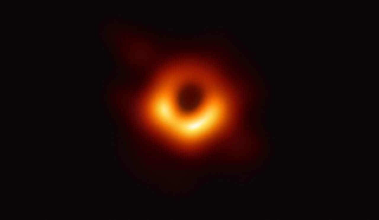 [▲ الشكل 2: M87 * أصبح موضوعًا ساخنًا كأول ثقب أسود تم تصويره مباشرة في العالم (Credit: EHT Collaboration)]