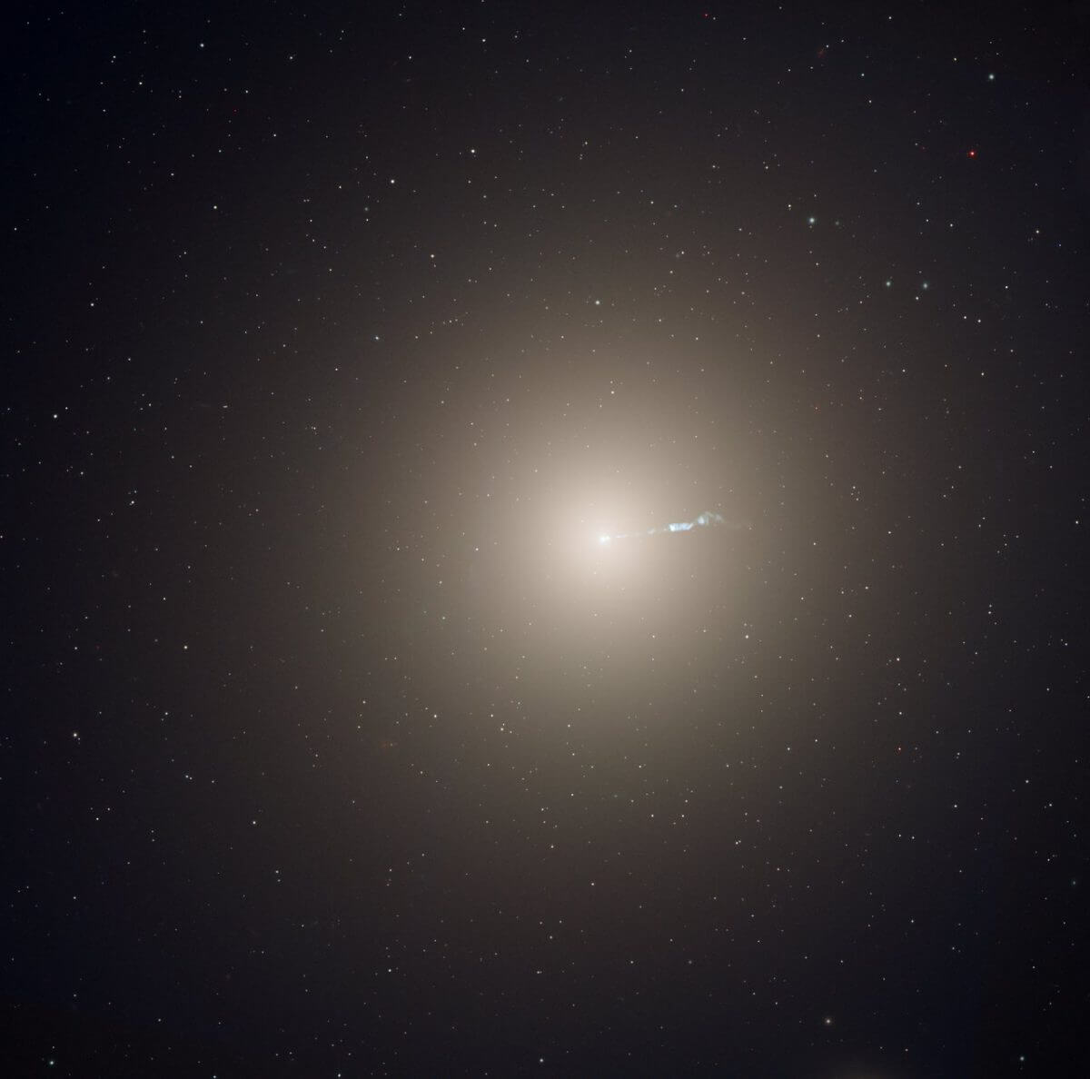 [▲ M87 (Messier 87) ، مجرة ​​بيضاوية تم تصويرها بواسطة تلسكوب هابل الفضائي (Credit: NASA، ESA، and the Hubble Heritage Team (STScI / AURA) ؛ شكر وتقدير: P. Cote (معهد هيرزبرج للفيزياء الفلكية) و E. (جامعة ستانفورد))]