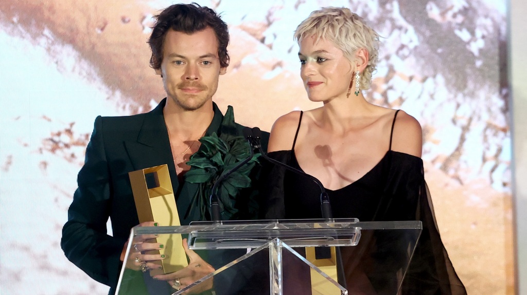 Harry Styles receives his first acting award for the Oscar season