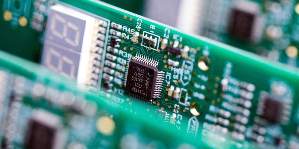 Semiconductor stocks fell after the United States announced new restrictions on chips