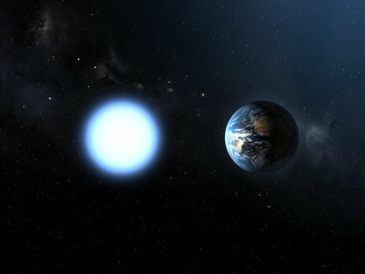 [▲ صورة تقارن بين القزم الأبيض Sirius B (يسار) والأرض (يمين) (Credit: ESA / NASA)]