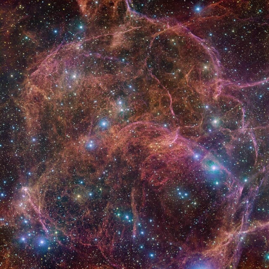 【▲ピンク色とオレンジ色の雲にも見える「ほ座」の壮大な超新星残骸の姿（Credit：ESO/VPHAS+ team. Acknowledgement: Cambridge Astronomical Survey Unit）】